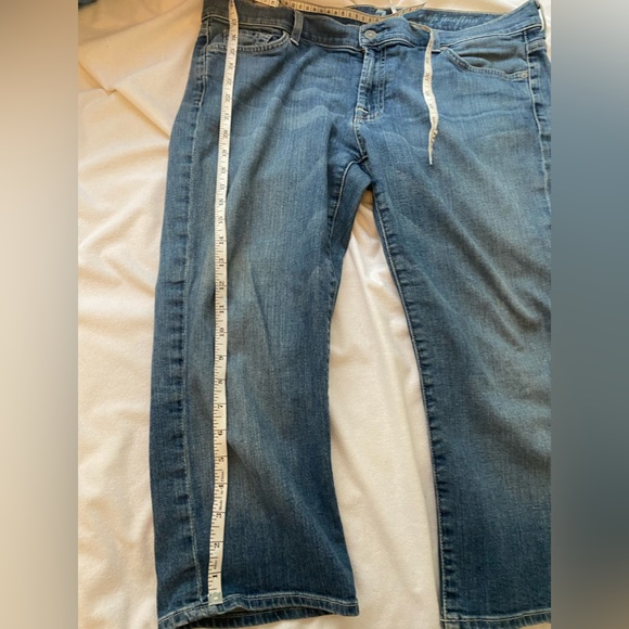 7 for all mankind size 32 jeans. Seven for all mankind Capri style.  Okay shape - Picture 5 of 7
